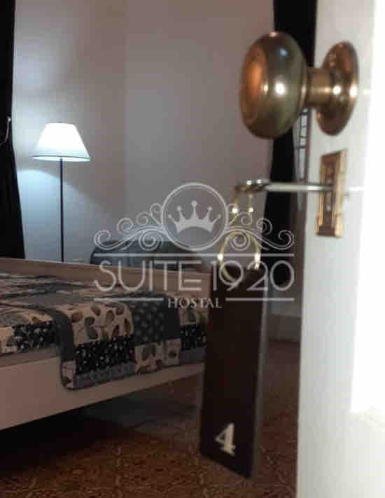 Habitación grande decorada en color azul con ventanas que se abren al tranquilo patio interior ajardinado.
comparte el baño con la habitación número cinco, un arreglo muy conveniente para familias con niños.