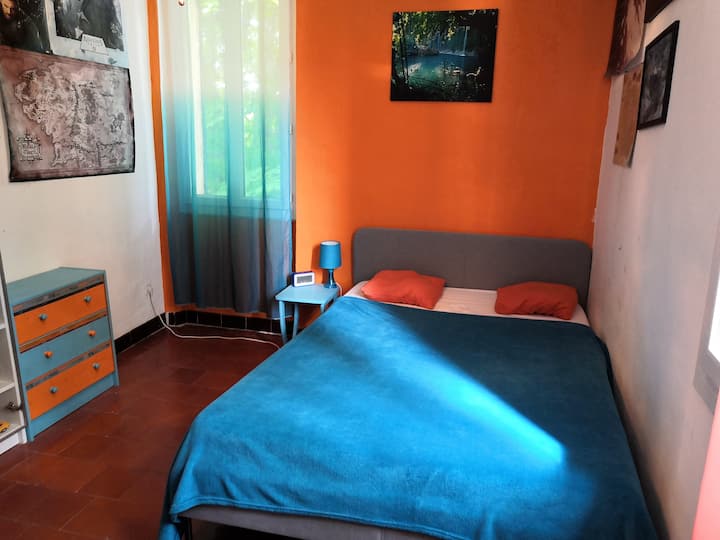 第一间双人卧室，楼梯左侧。 140厘米双人床， 2扇窗户