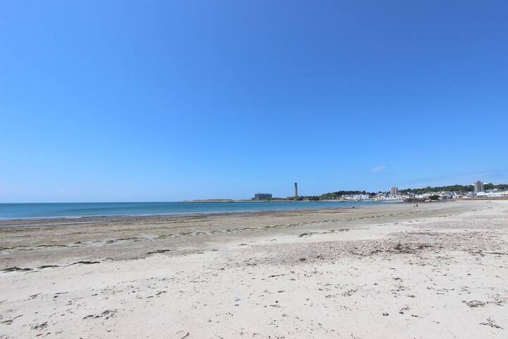 Beachfront Private room & bath with superhost