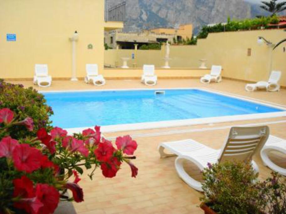 Piscina con sdraio