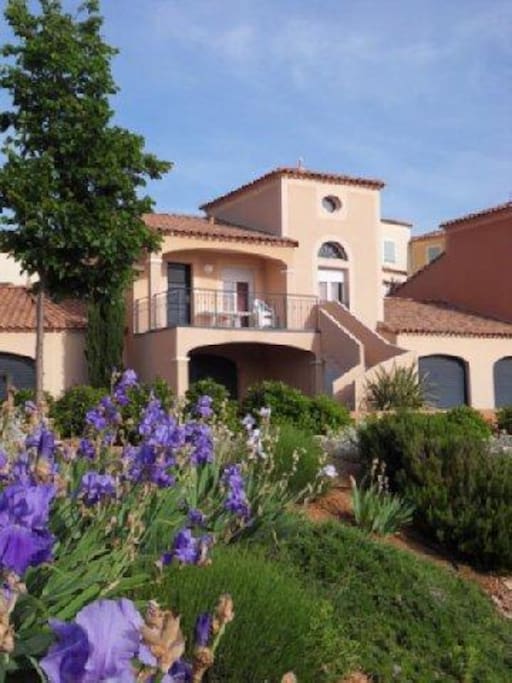 Villa 41 surrounded by typically Mediterranean garrigue landscape. Living space on first floor. Double garage in ground floor.
