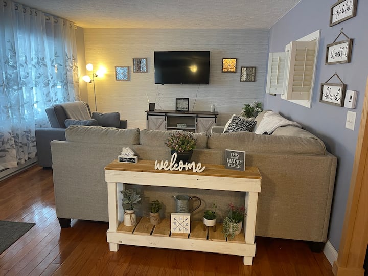 Spacious Lakefront Property, Sleeps 13 - Lake Arrowhead, ME