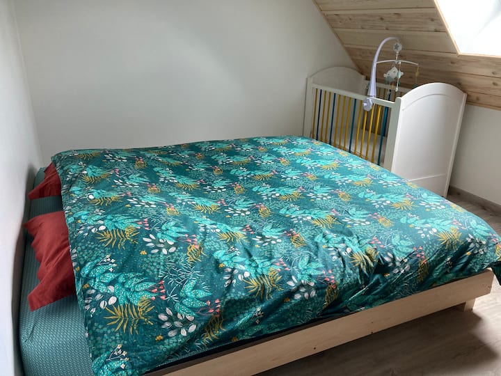 Deuxième chambre avec lit de 180 et lit à barreaux pour bébé 