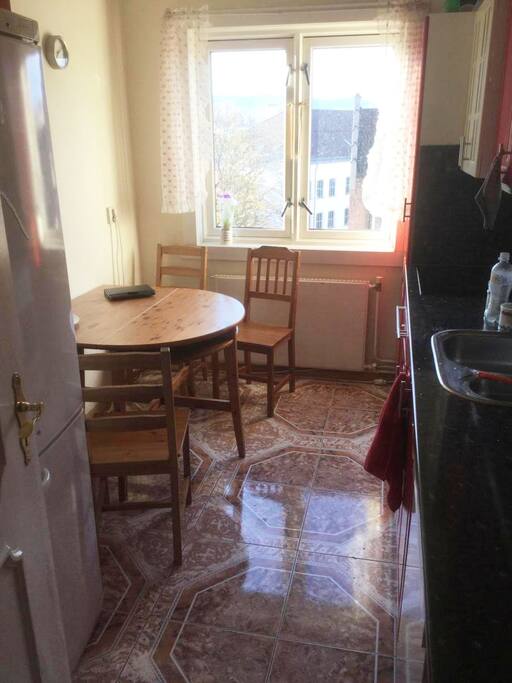 Fully furnished kitchen (even with view on the caste!)
