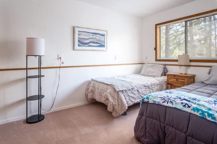 Dhomë gjumi në katin e poshtëm me binjakë