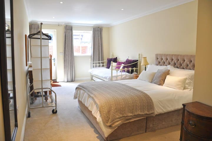 Slaapkamer 2 met kingsize bed, een 'ligbed' dat uitkomt in een tweepersoonsbed of 2 eenpersoonsbedden en de deur naar onze eigen binnenplaats en garage