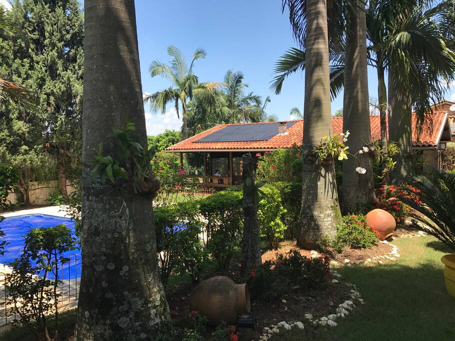 vista da piscina e edicula