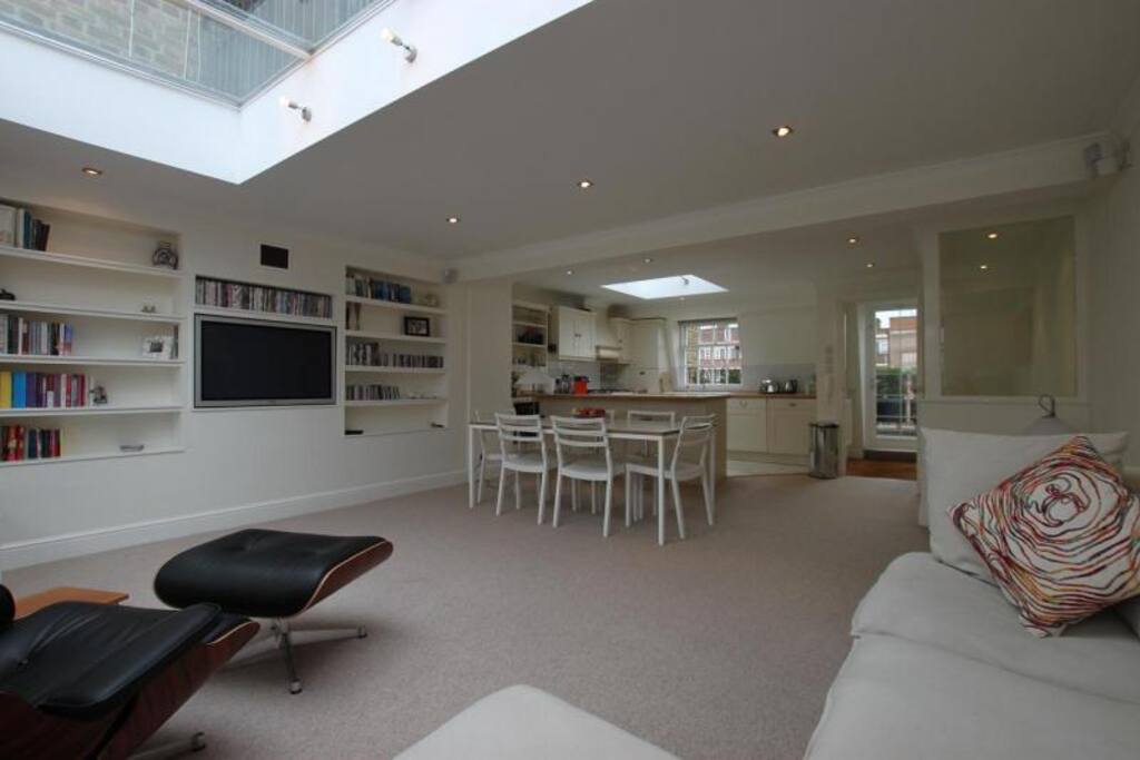 Common area with full kitchen. With a large and super comfortable sofa for up to 6 people!