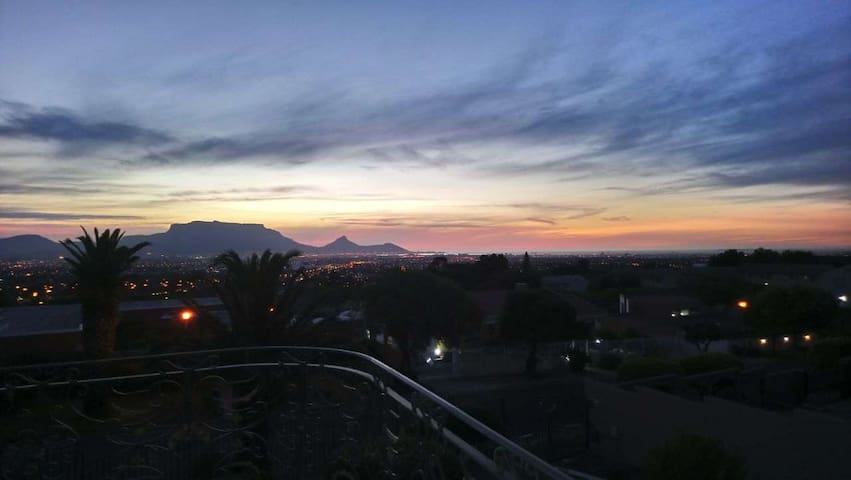 Luxury flat with magnificent views in Plattekloof