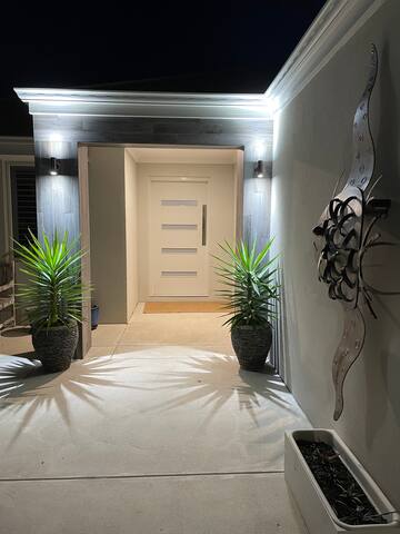 Oceanfront Tranquility: Luxe Modern Retreat gallery image 2