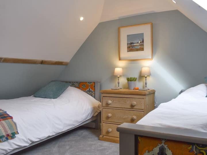 The Whitstable room is upstairs and has sloped ceilings. It has full sized single beds with Harrison Spinks mattresses. Smart tv with freeview and integrated dvd player is found here...perfect for those wanting to watch a movie away from the crowd.