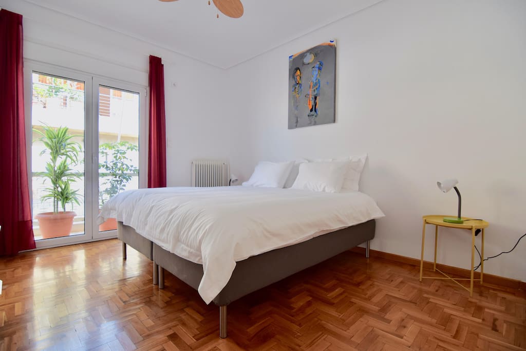 Bedroom 2 with king size bed that can be set up as two single beds