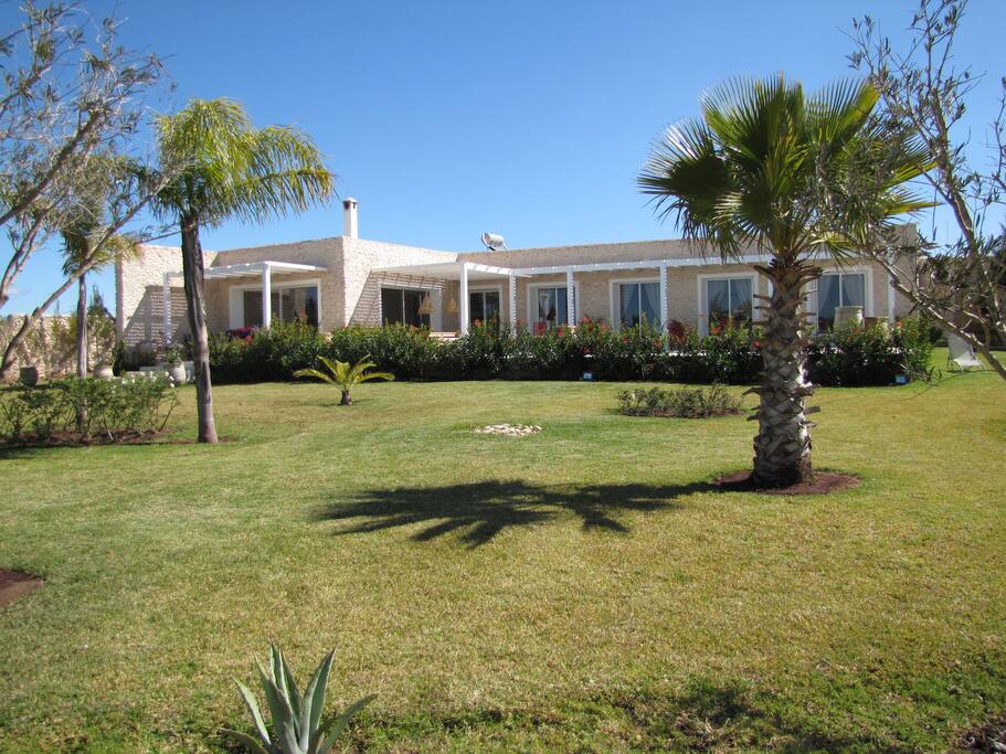 Vue d'ensemble de la villa et jardin