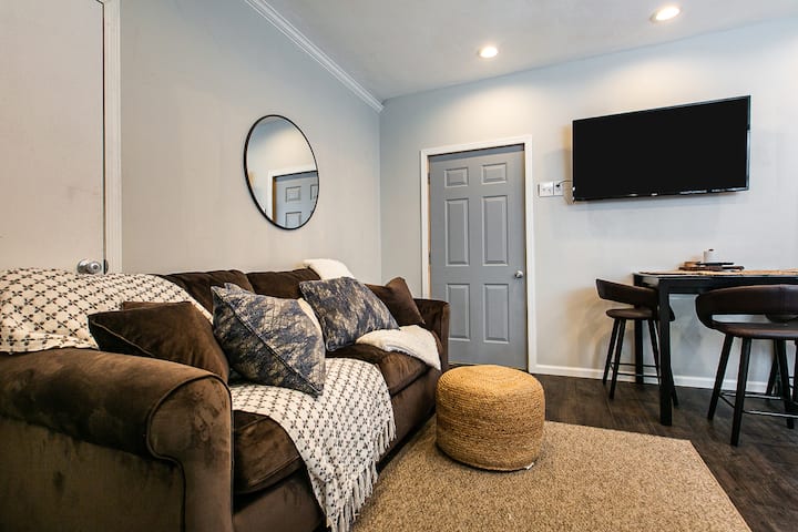 Cozy Charming Getaway With Modern Comforts - Dubuque, IA
