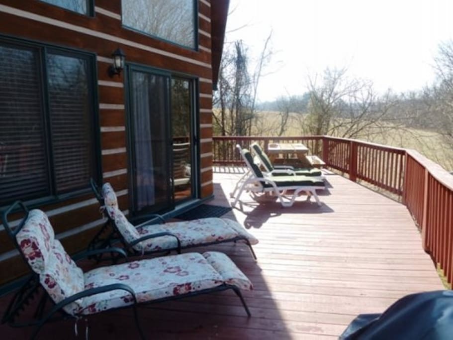 Large Deck w/ Picnic Table