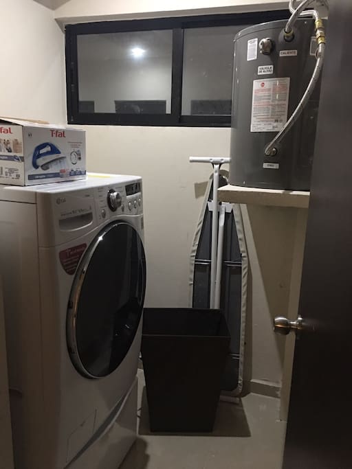 Laundry room with washer/dryer and wash sink. Ees un cuarto de lavado completo lavadora y secadora