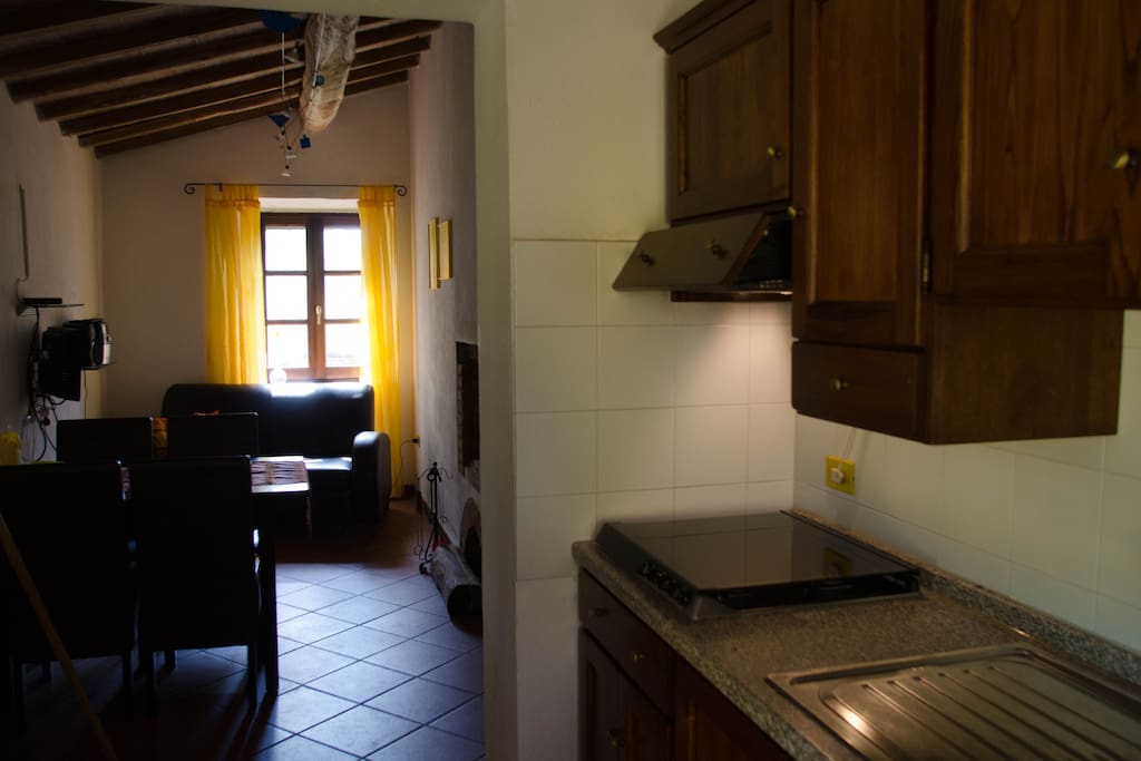 Blick von der Küchenzeile zum Wohnraum