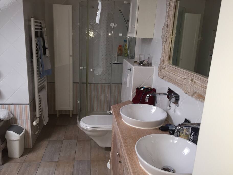Bathroom with 2 taps, 1 toilet 1 shower and one double bath