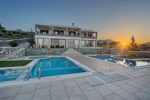 Sea views, Heated Pool, Ping Pong & Tennis, 23 pax
