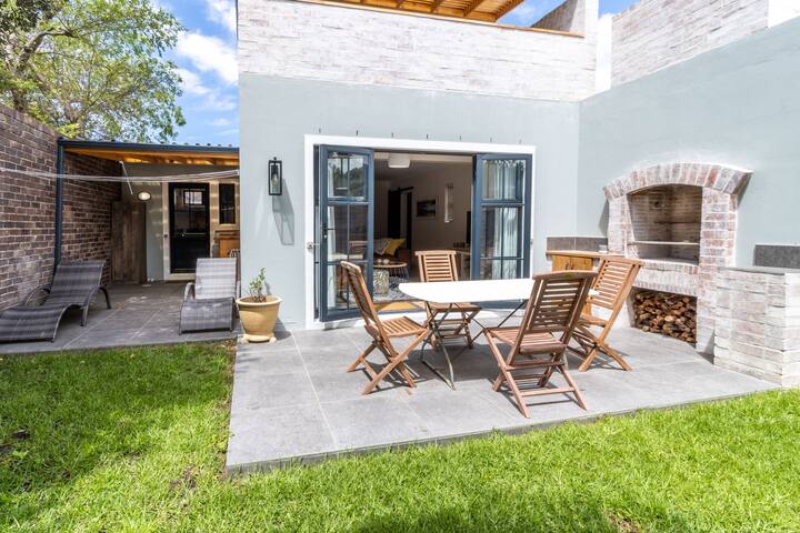 Beautiful Mountain Views close to Winefarms gallery image 2