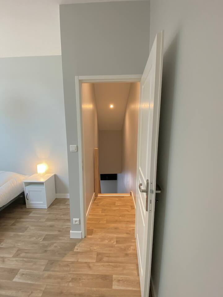 إطلالة من أعلى الدرج في غرفة النوم.