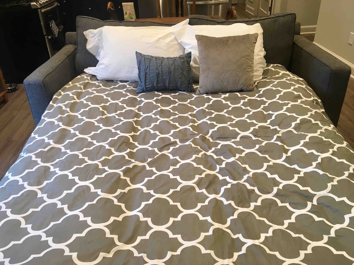 Разтегателният диван е уютен матрак с двоен размер на Итън Алън. 