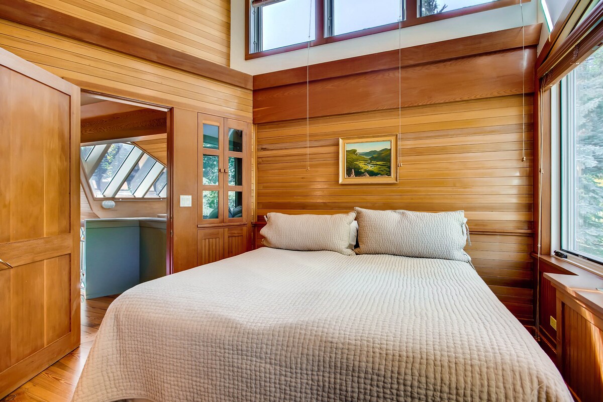 En la planta superior, el dormitorio oeste: la habitación puede tener una cama tamaño king o dos camas individuales. Baño privado con bañera de hidromasaje. TV por cable.