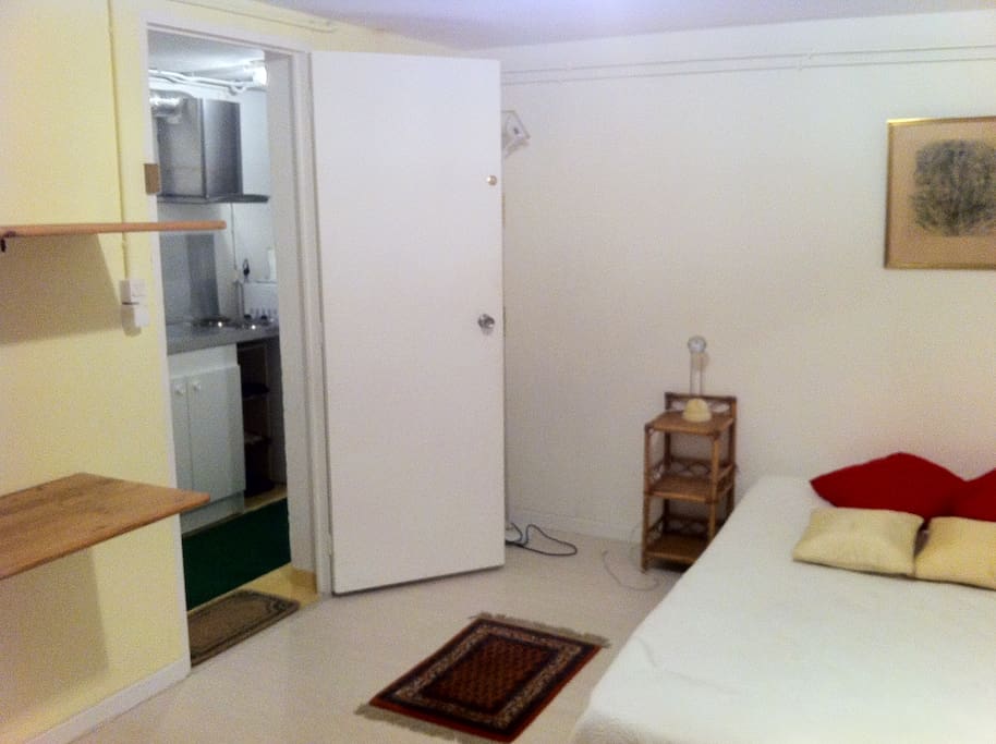 Chambre avec étagères de rangement et bureau