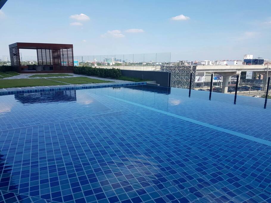 Swimming Pool with the impressive scenary.