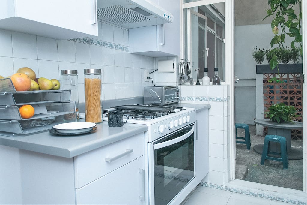 Cocina con horno y estufa funcional.
Licuradora, exprimidor y todo lo indispensable