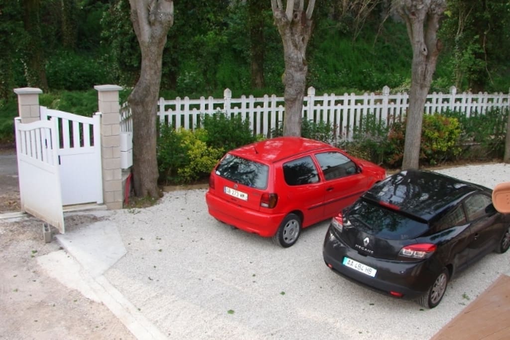 Stationnement pour 2 voitures en plus du garage.
(Parking for 2 cars in addition to the garage)