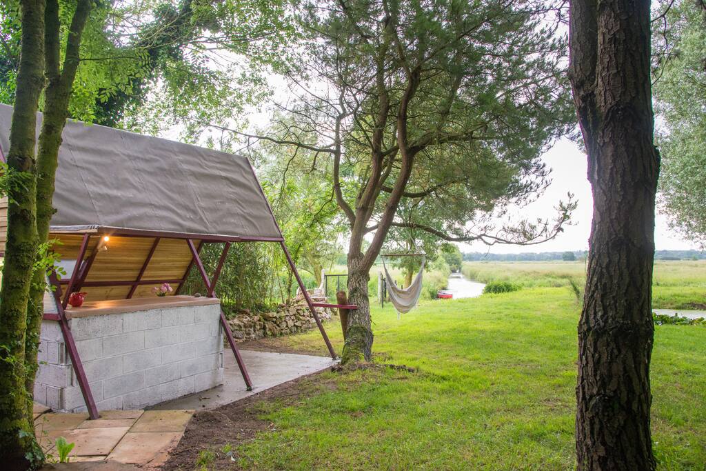 Vue depuis le tonneau , le Canoe sur le ruisseau au fond, le local vie à gauche