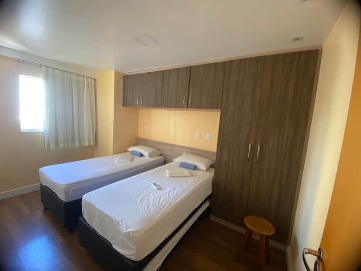 Sekundarna soba s dva kreveta za jednu osobu + dva pomoćna kreveta s oprugama. Kreveti za jednu osobu mogu se spojiti, čineći bračni krevet