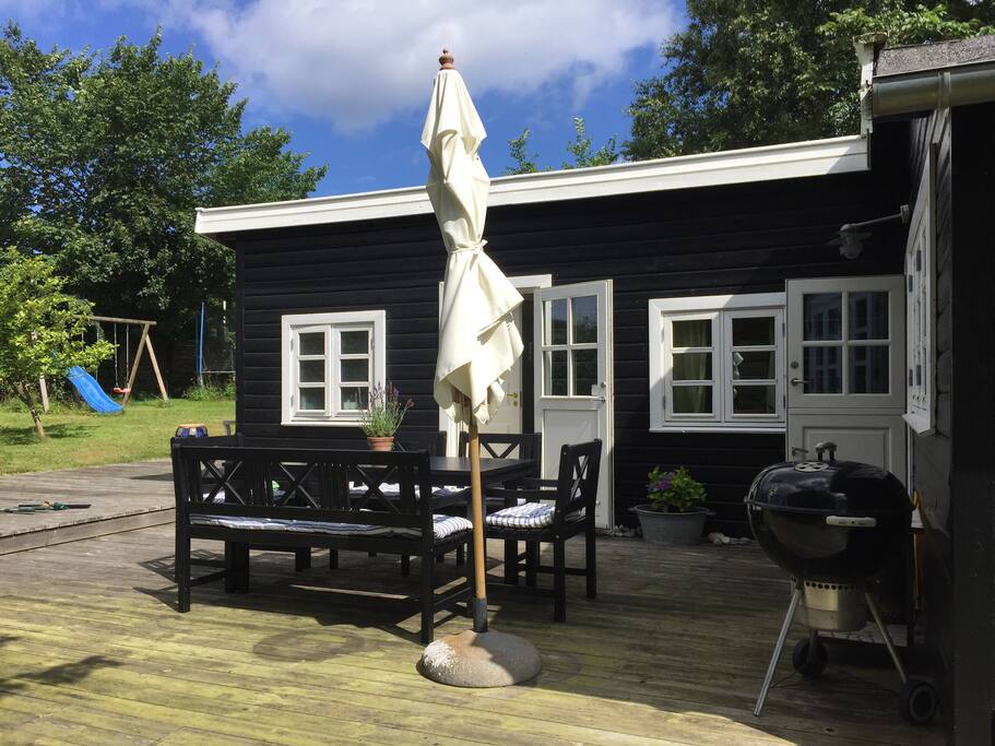 Stor solrig terrasse