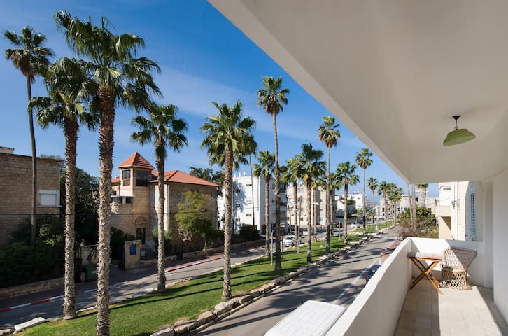 Palm Boulevard Sunny Room by the sea