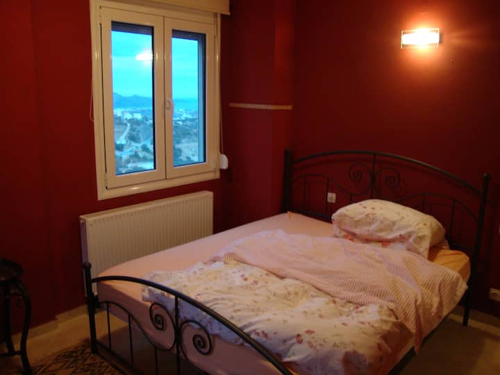 crvena spavaća soba s bračnim krevetom