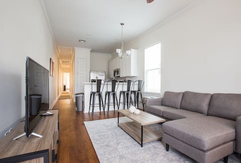 ★Modern & Clean Home - Walk to Freret and Tulane!★