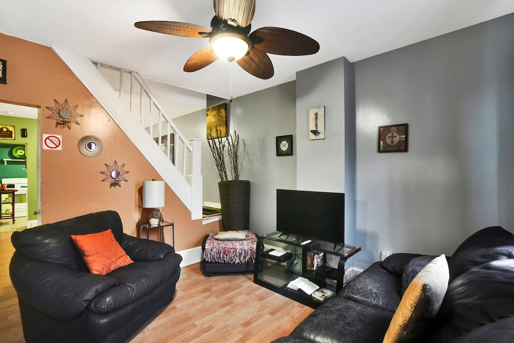 Comfortable Cozy Living Room, Perfect for Gatherings & Family Time, TV, Cable WIFI, Warm & Intimate