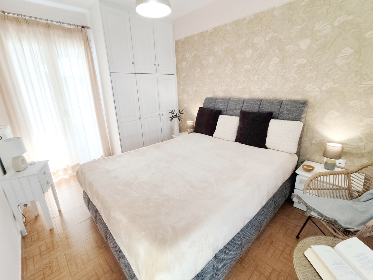 ห้องนอนใหญ่ที่กว้างขวางและมีแสงแดดพร้อมเตียงขนาดคิงไซส์ที่สะดวกสบาย