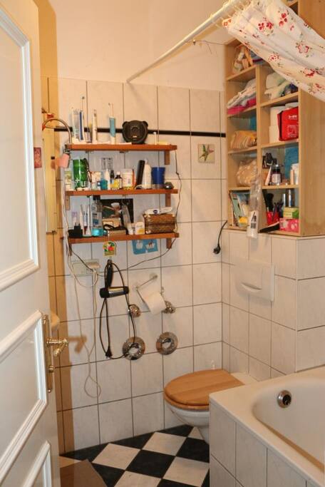Das Bad mit Badewanne