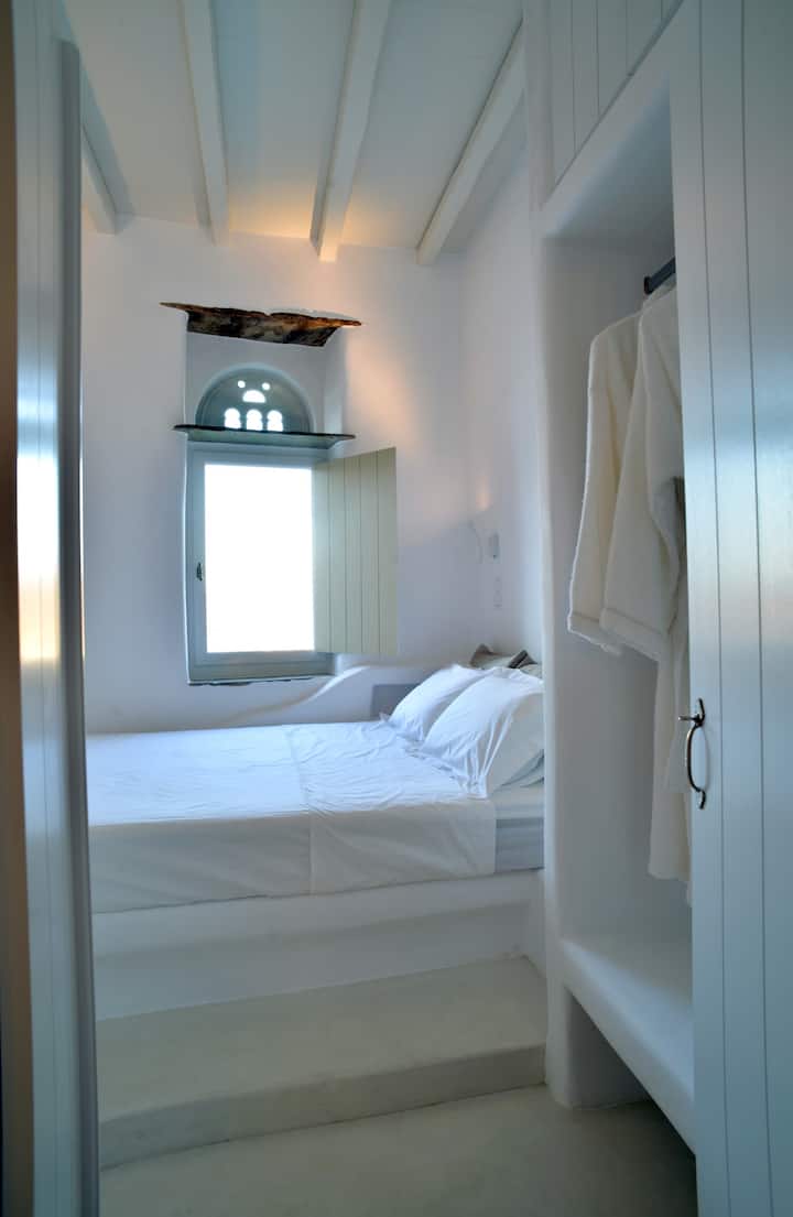 Dormitorio principal con espacio en el armario.