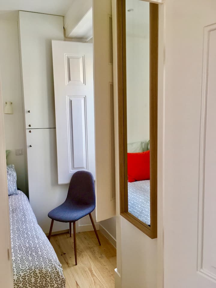 Klimatisiertes Zimmer mit einem großen Fenster, das eine erfrischende Brise hereinlässt.