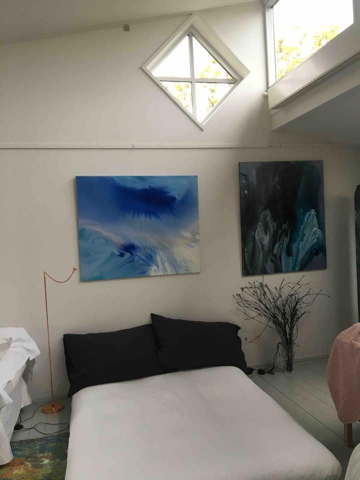 Ателје - футон кревет - овој кревет е тврд. 