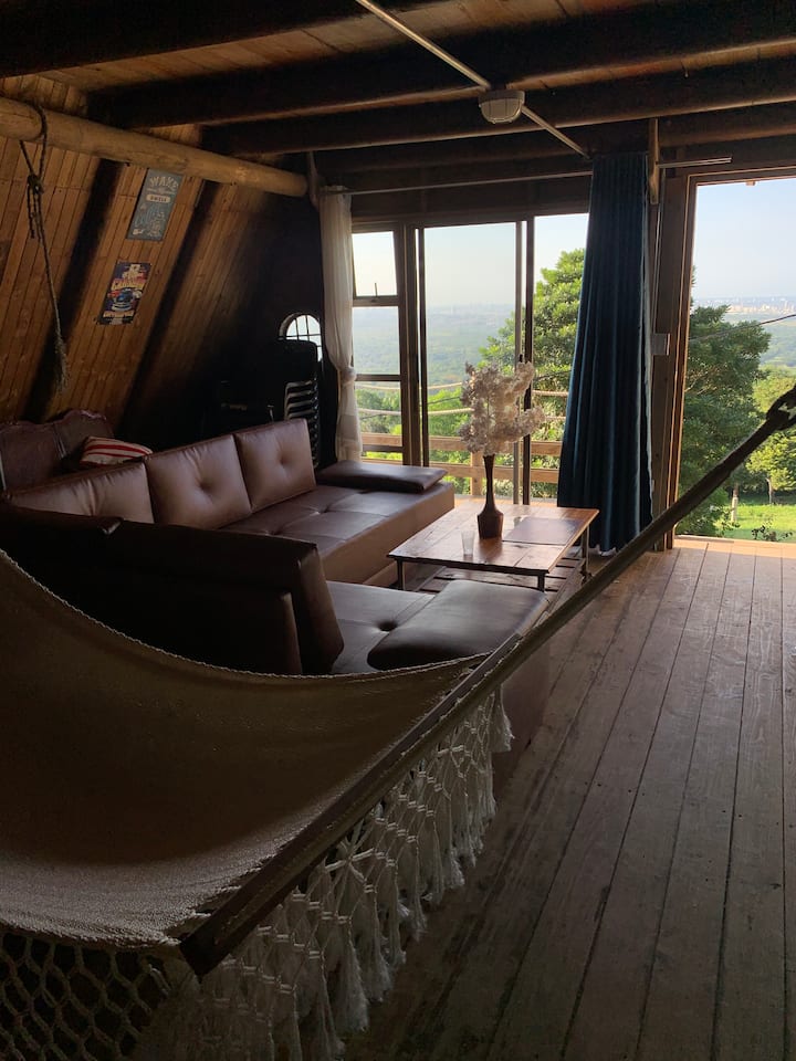 Sala con sofá cama y dos hamacas 