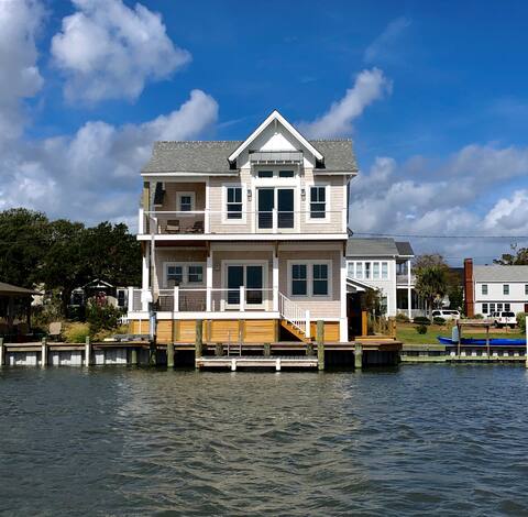 Top Airbnb: Beaufort waterfront cottage and private dock in Crystal Coast