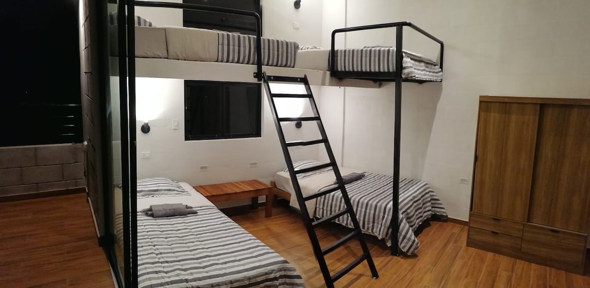 Повеќе соби на второто ниво,  4 удобни квадратни и половина кревет. 