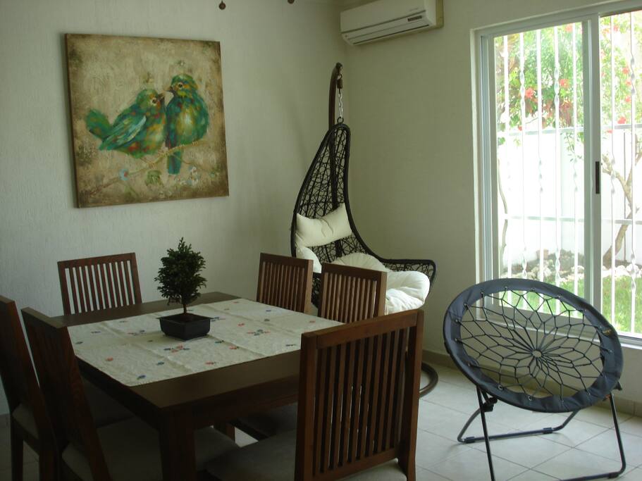 Comedor con vista al jardín