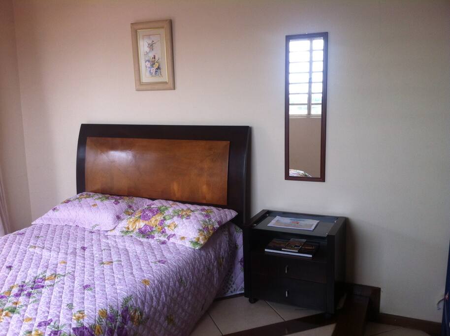 Cama de casal com criado