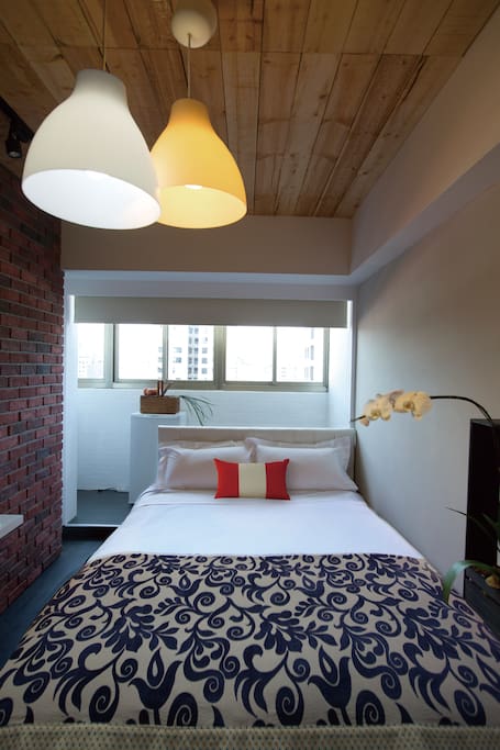 spacious queen size bed with high-tread count bedding
加大的高级双人床