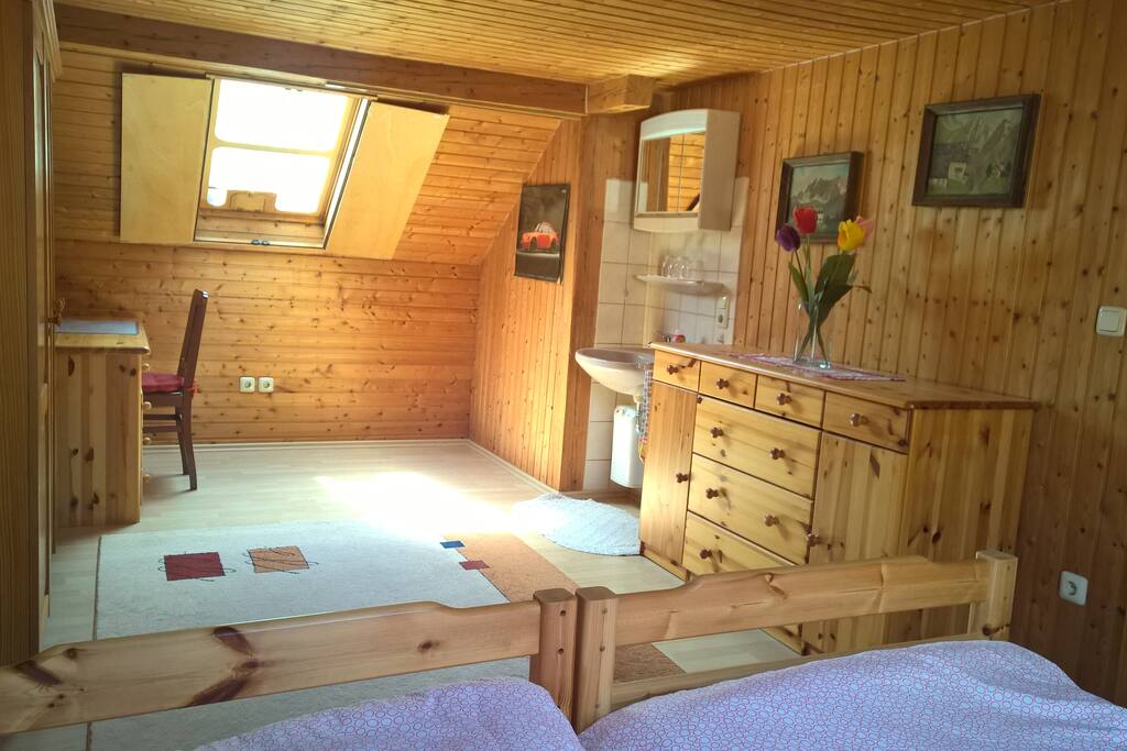 Das Zimmer ist hell und bietet viel Raum.